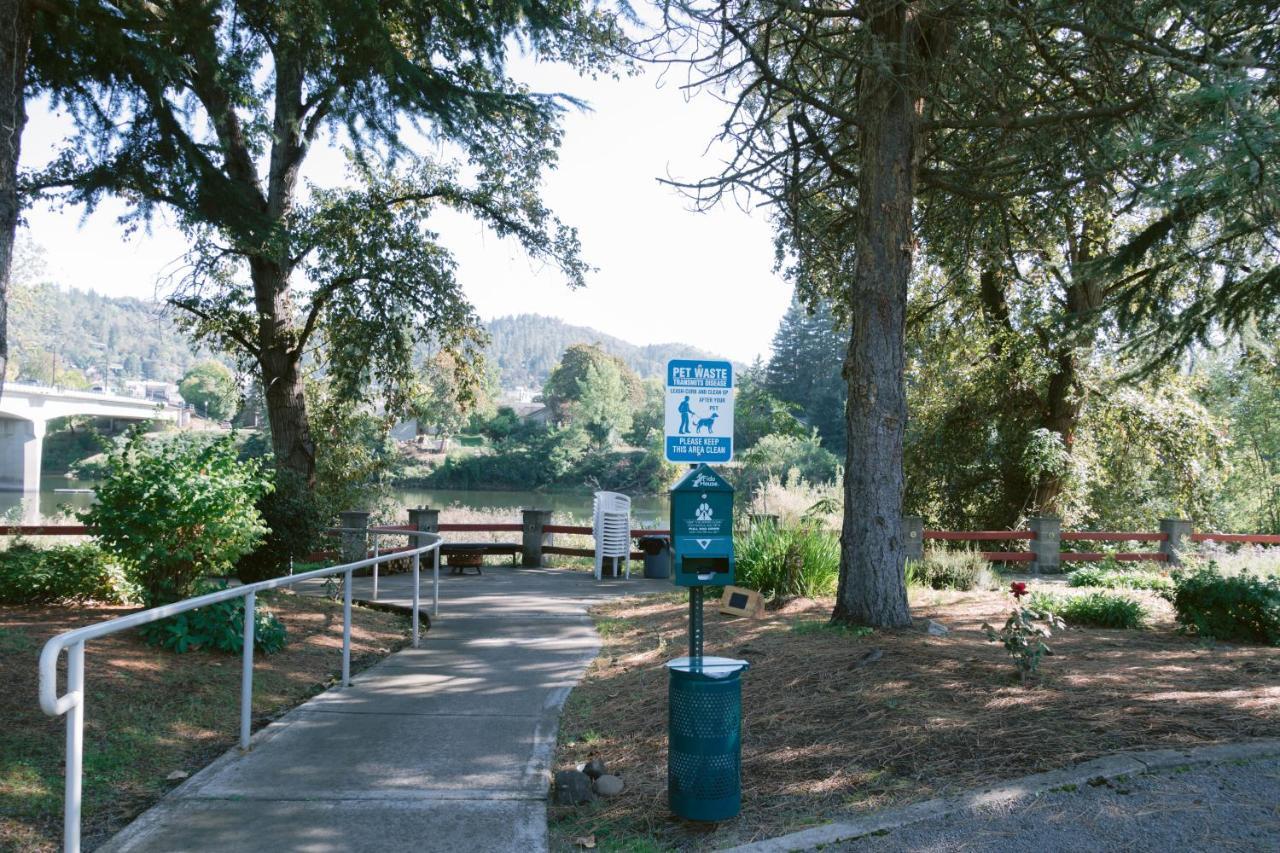 Riverfront Inn Roseburg Exterior foto